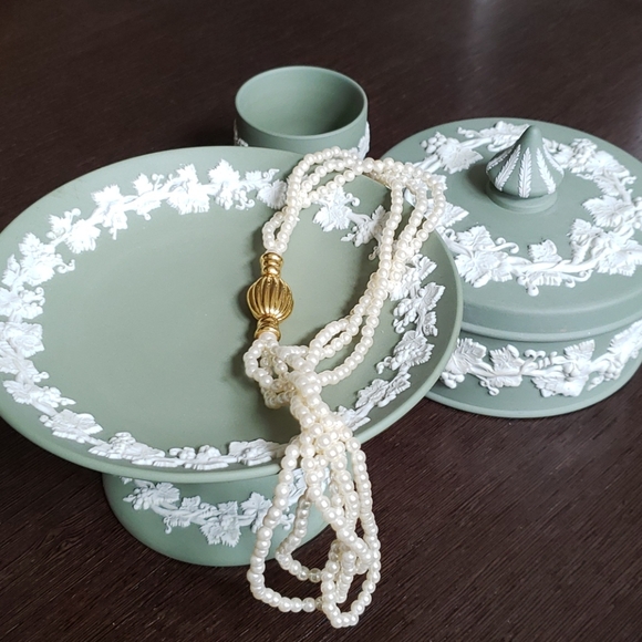 🔥HP🔥VTG Wedgwood Jasperware, grapevine, plate on a stand, light green - Picture 8 of 8